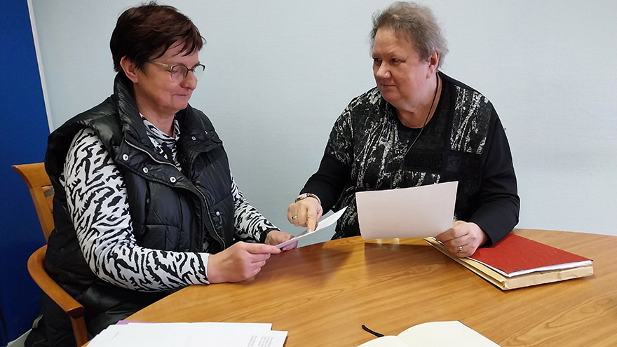 Ines Eisenhut und Gudrun Tiedke (v.l.) stimmen die anstehenden Termine für das 1. Halbjahr des Landesfrauenausschusses zeitlich ab