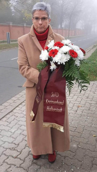 Kreisschriftführerin Cornelia Schatter mit Gesteck