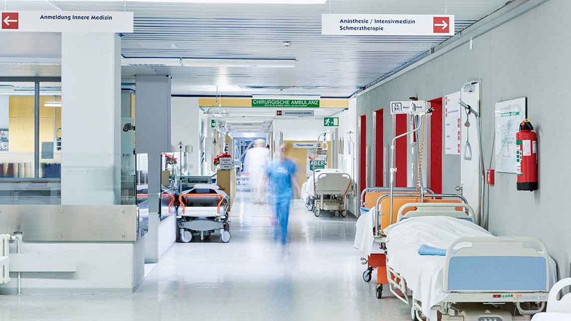 Krankenhausflur mit Schildern Anmeldung Innere Medizin und Intensivmedizin