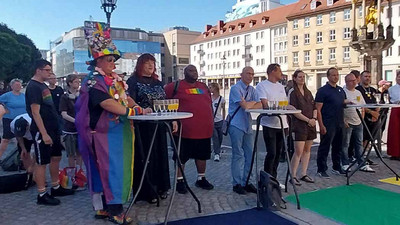 Besucher*innen der Auftaktveranstaltung der CSD-Aktionswochen.
