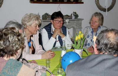 Teilnehmer*innen am Tisch.