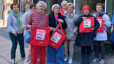 Eine große Gruppe Frauen mit SoVD-Taschen