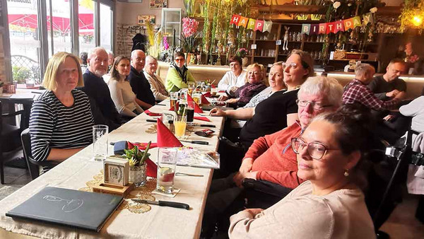 Menschen am gedeckten Tisch.