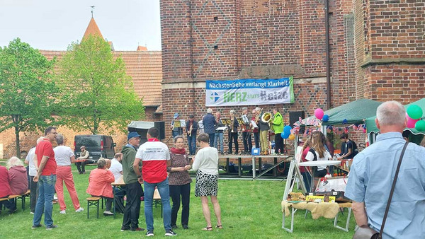Menschen auf dem Fest auf der Wiese.