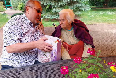Kreisvorsitzender Peter Siegmund und Berta Jakob 