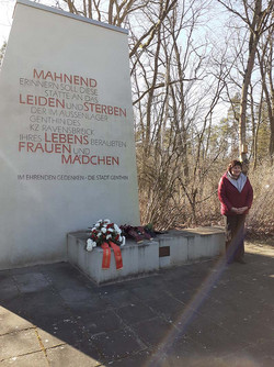 Rednerin Gabriele Herrmann vor dem Mahnmal des KZ-Außenlagers Ravensbrück in Genthin-Wald. 
