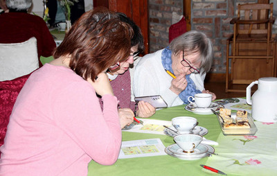 Drei Frauen am Tisch mit Ratebögen.