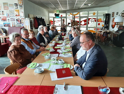 Der Vorstand des Kreisverbandes Halberstadt am Tisch mit Landesgeschäftsführer Holger Güssau