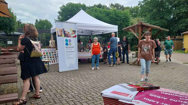 Menschen stehen an Infoständen.