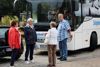 Drei Frauen unterhalten sich mit dem Busfahrer