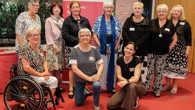 Mitglieder des Frauenpolitischen Ausschusses des SoVD mit der Ausschussvorsitzenden Jutta König, der SoVD-Vorstandsvorsitzenden Michaela Engelmeier und Mitarbeiterinnen des Erich-Kuttner-Hauses