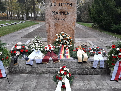 Grabmahl mit Blumenkränzen