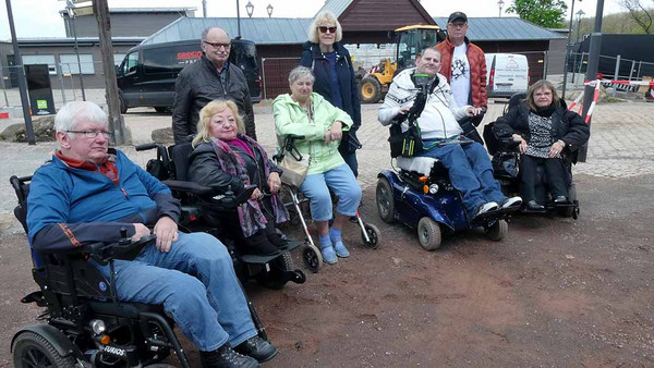 Rollstuhlfahrende aus Halberstadt schauten sich das barrierefrei umgebaute Bergtheater Halberstadt an.