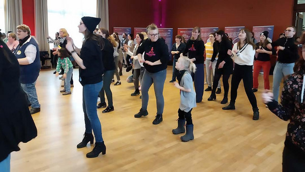 Kinder und Frauen beim tanzen
