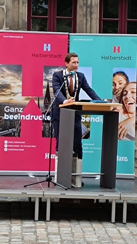 Oberbürgermeister Daniel Szarata steht am Rednerpult.