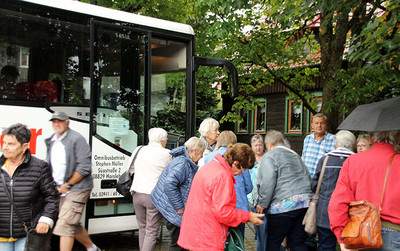 Die Quedlinburger Reisegruppe vor dem Bus