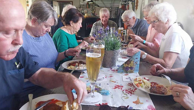 Menschen am Tisch essen.