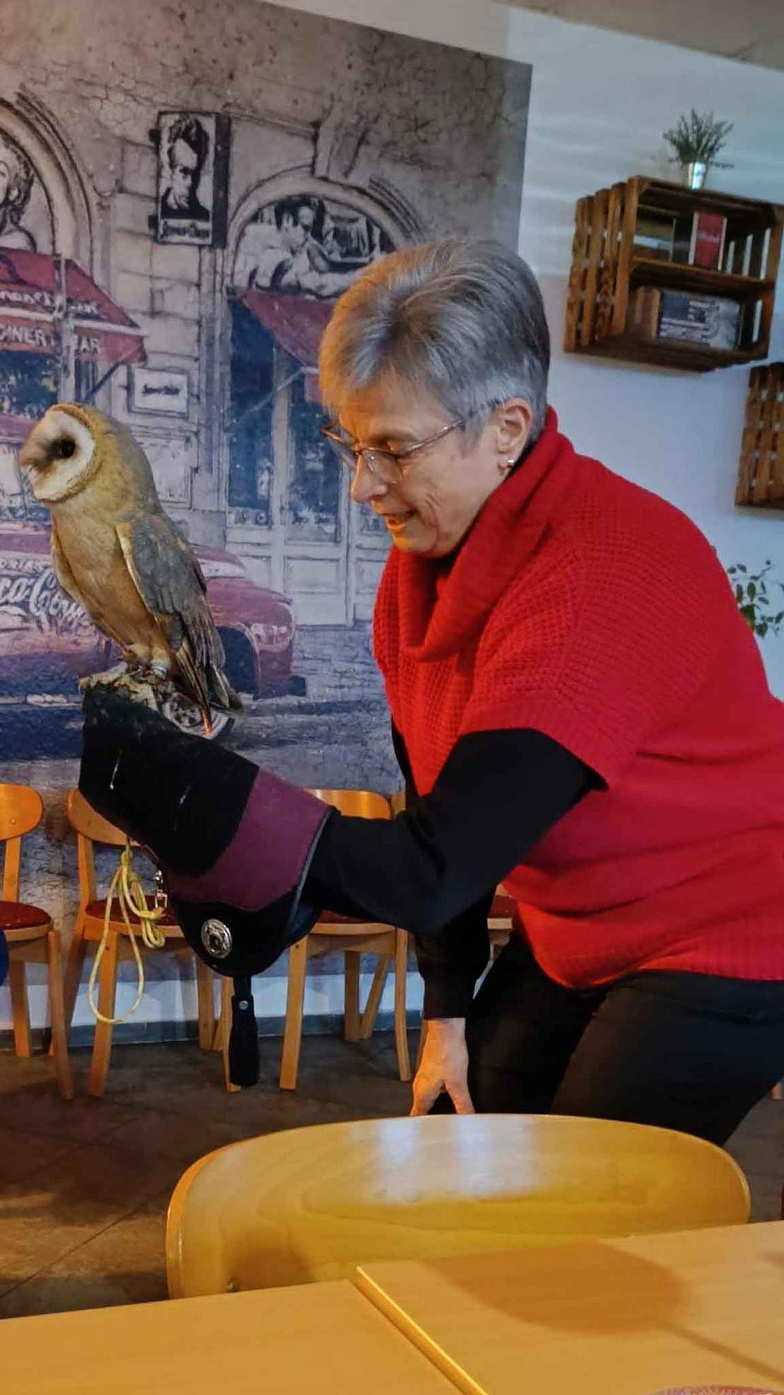 Cornelia Schatter mit einer Eule auf den Arm