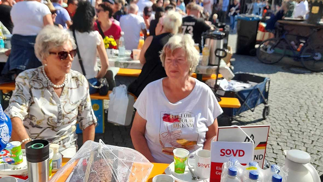 Hella Sänger und Birgit Jungtorius am Biertisch