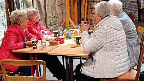 Vier Frauen sitzen am Tisch