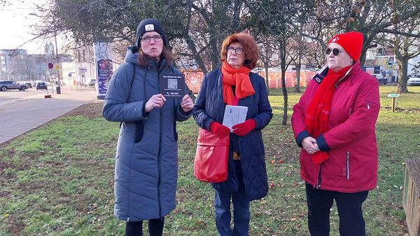 Drei Frauen, in der Mitte die Magdeburger Frauenbeauftragte Heike Ponitka.