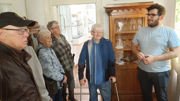 Eine Gruppe Menschen laucht dem Museumsführer