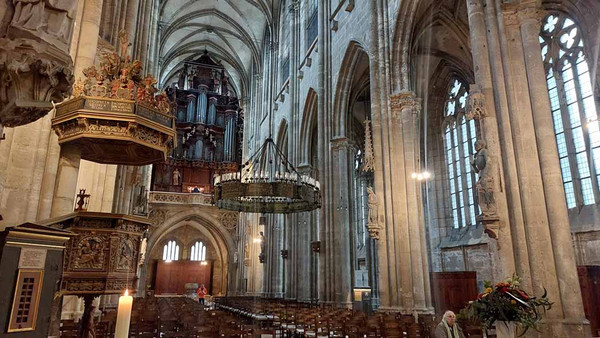 Der Halberstädter Dom von innen.