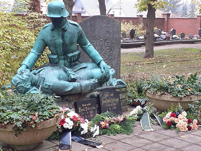 Soldatendenkmal mit Trauerkränzen