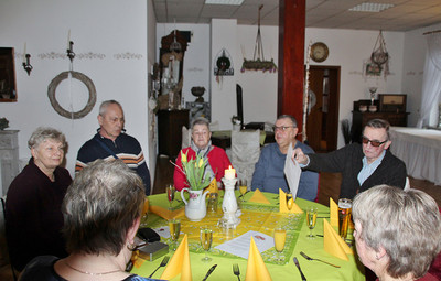 Teilnehmer*innen am Tisch