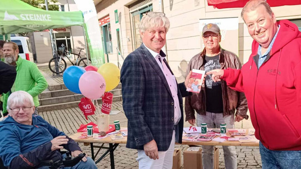 Vier Männer am Infostand