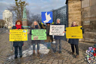 Vier Frauen halten Schilder in der Hand