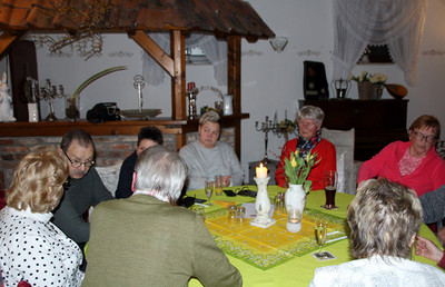 Teilnehmer*innen am Tisch.
