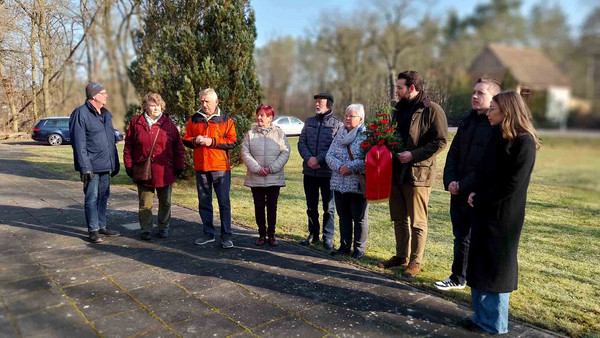 Gruppe steht im Halbkreis