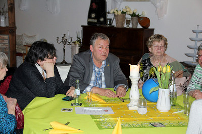Teilnehmer*innen am Tisch.