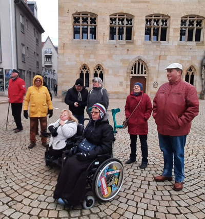 Demonstranten des SoVD, darunter die Landesvorsitzende Kerstin Römer und Kreisvorsitzender Klaus Schatter.
