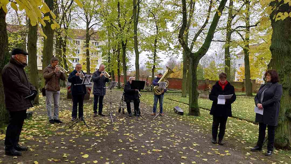 Bürgermeisterin Dagmar Turian und Pfarrerin Beate Eisert (rechts). Foto: Monika Lück