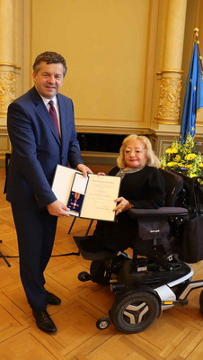 Ministerpräsident Sven Schulze überreicht Kerstin Römer das Bundesverdienstkreuz am Bande und die Urkunde. 