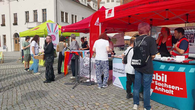 Menschen stehen am DGB-Infostand
