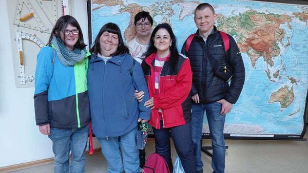 Annegret Michel, Veronika Maaß, Mariam El-Ruheibany und Sebastian Klask (v.l.) freuten sich über ein Wiedersehen mit Ines Eisenhut (h.Mitte). Foto: Monika Lück