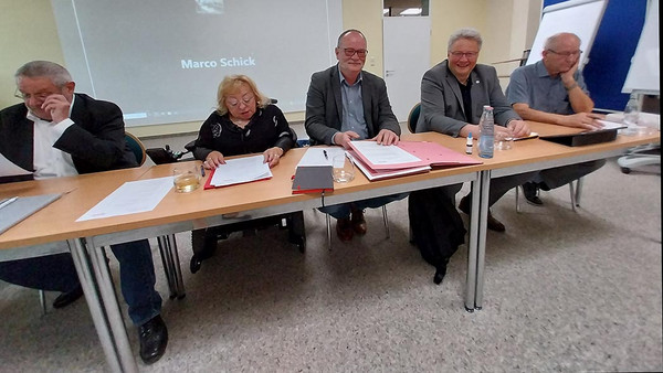 Das Präsidium v. li.: Gunther Wittig, Kerstin Römer, Holger Güssau, Dirk Swinke und Herbert Bohlmann. Foto: Monika Lück