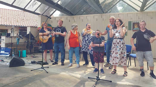 Eiine Gruppe singt auf der Bühne.
