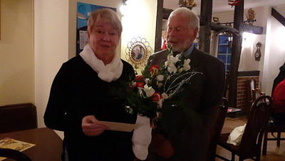 Kreisverbandsvorsitzender Jörn Sanftleben mit Blumenstrauß ehrt Schatzmeisterin Doris Reuß