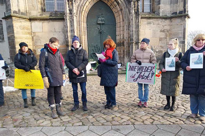Menschen vor der Magdeburger Johanniskirche.