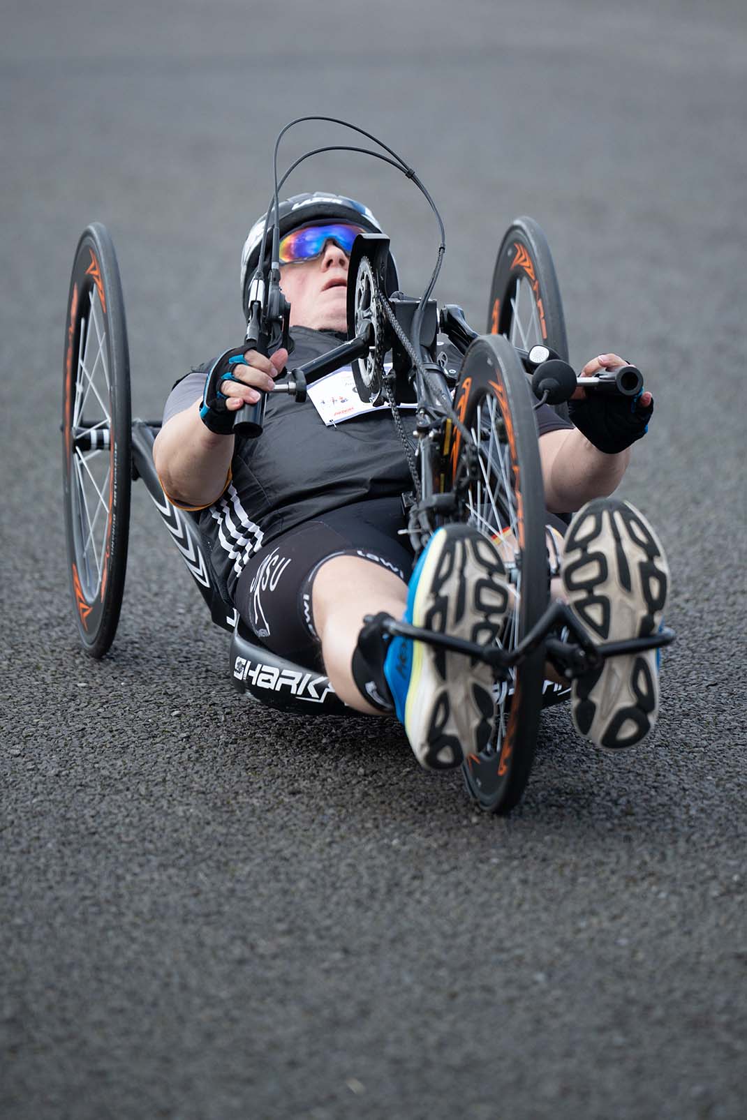 Mann in einem professionellen Handbike.