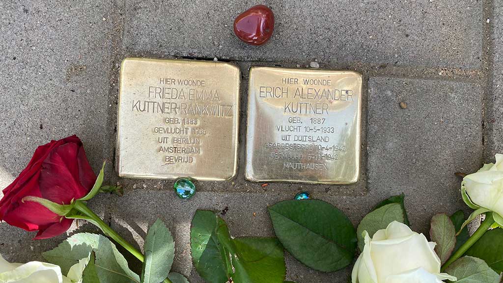  Stolpersteine für Erich Kuttner und Frieda Rankwitz mit Rosen. 