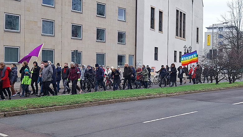 Der Friedensweg führte die Magdeburger und Gäste an verschiedene Stationen der Stadt bis hin zum Synagoge-Neubau.