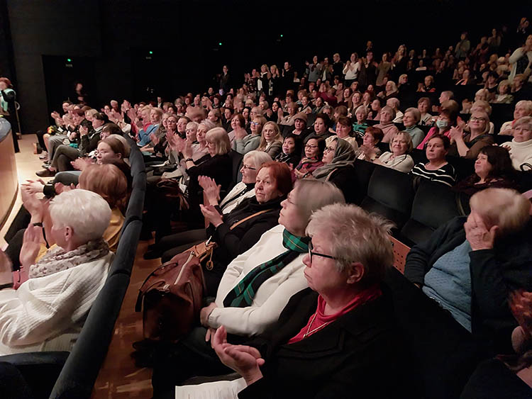 600 Frauen und Mädchen im Saal
