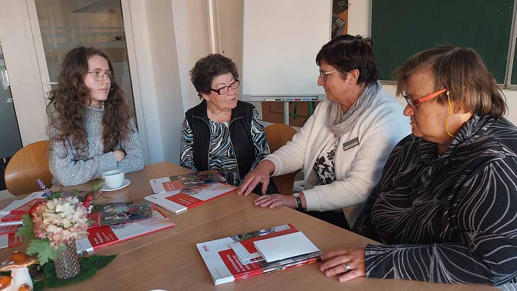 Vier Frauen sitzen am Tisch