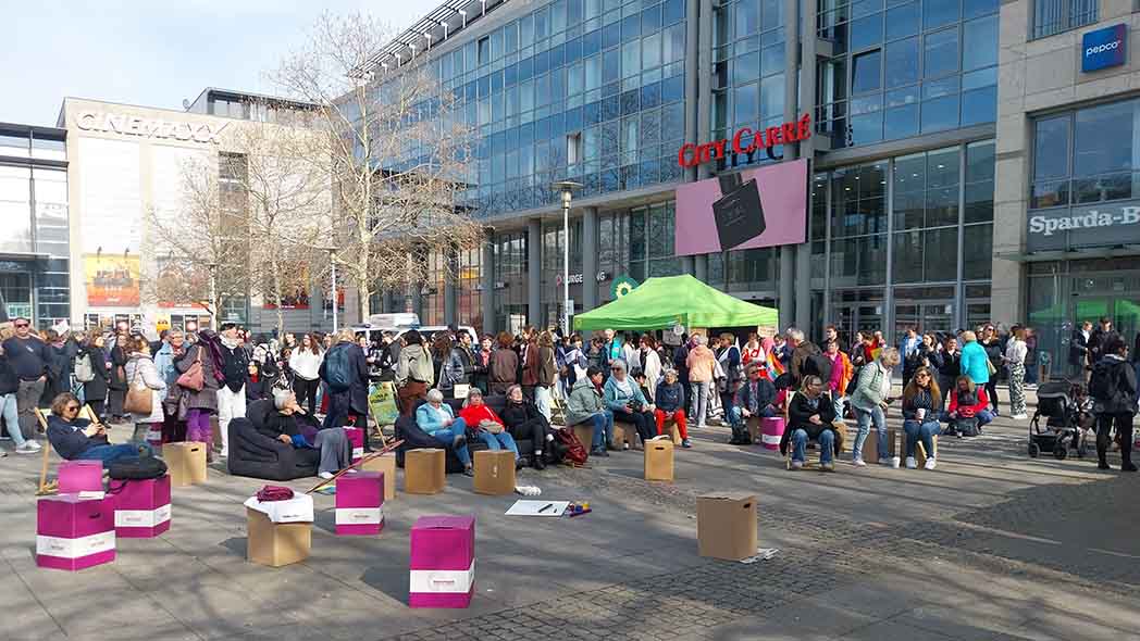 Menschen auf einem Marktplatz