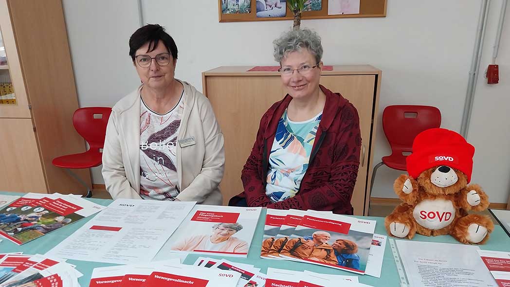 Ines Eisenhut und Conny Rath (v.l.) am Infostand des Landesfrauenausschusses beim Tag der offenen Tür im BBW Stendal. Foto: Monika Lück